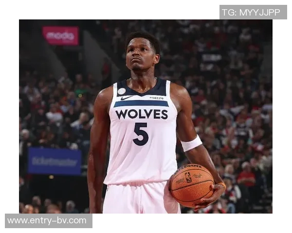 爱德华兹半场表现出色11投5中三分球命中率提升助力球队拿下17分4板1助